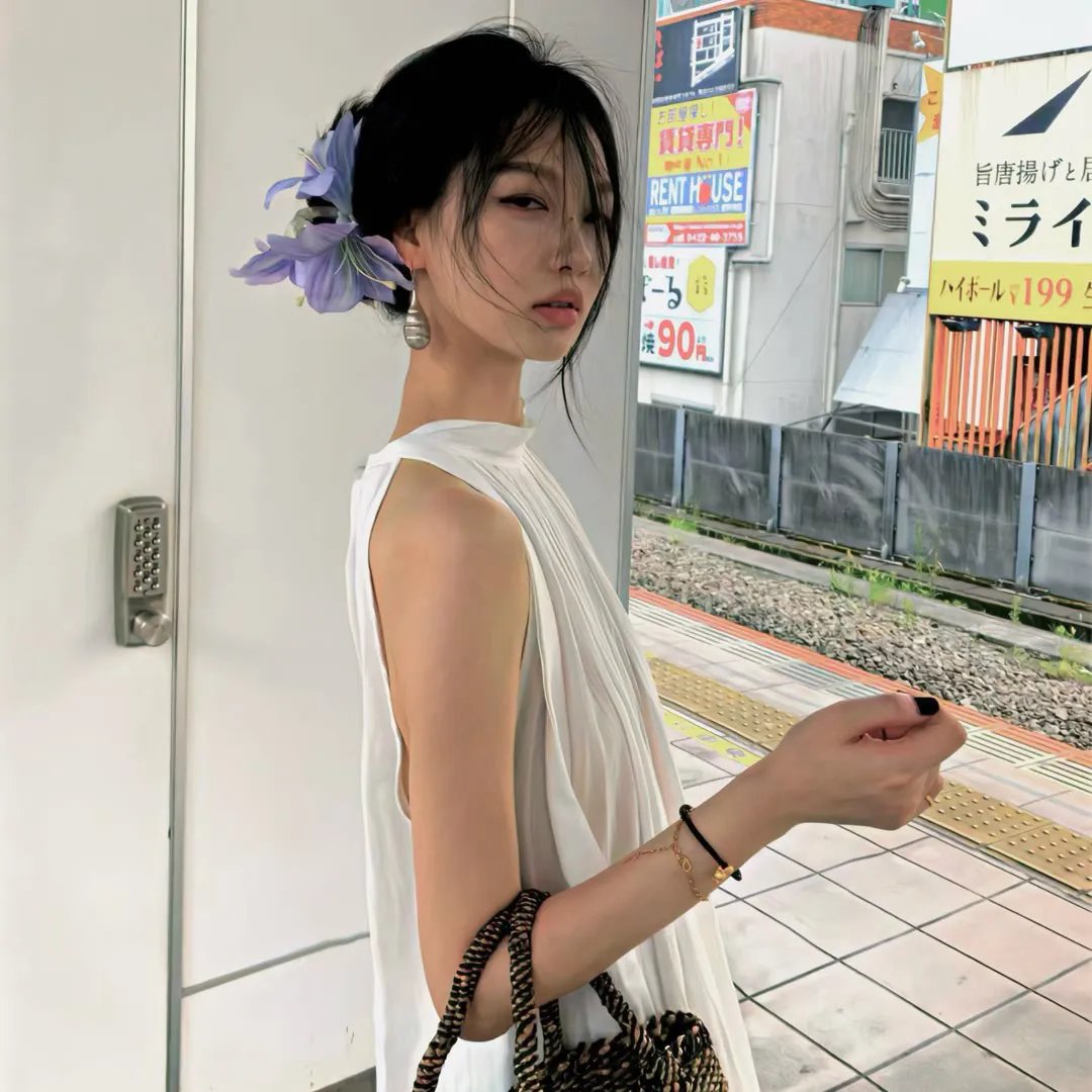 狐狸躲进洞海报